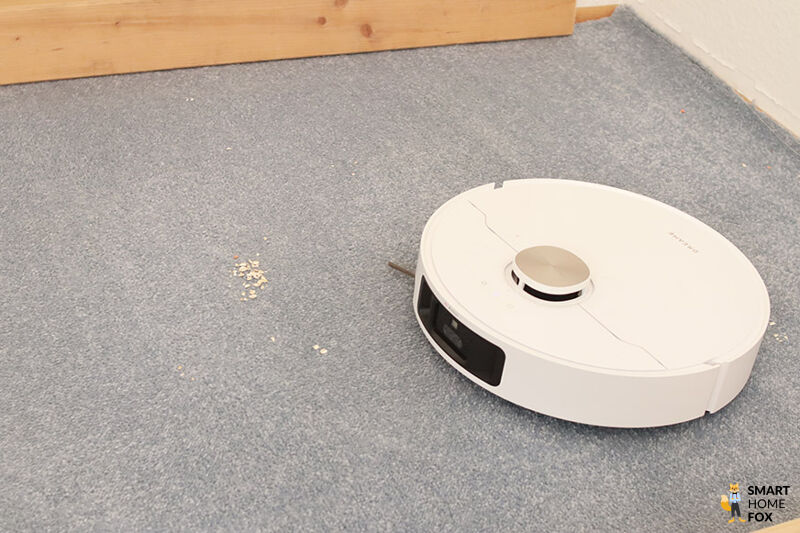 Боковая щетка робота-пылесоса Dreame X40 Ultra не вращается на ковре.